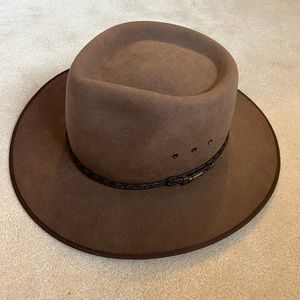 Genuine Akubra dark brown felt hat. Never worn. Size 62. Made in Australia.